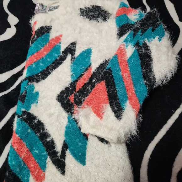 Chic Cozy Women's Sweater with Geometric Design - Picture 3 of 4